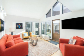 Big & Bright Hidden Gem with Garage, Hot Tub, Lux Kitchen condo Telluride